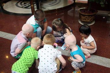 大厅里的孩子们,孩子们的欢乐时光掠影”